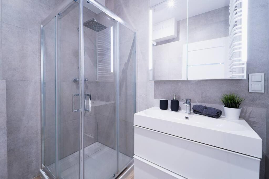City Center - 3 Rooms - New Building - Private Parking Place - Garage Wrocław Exterior foto